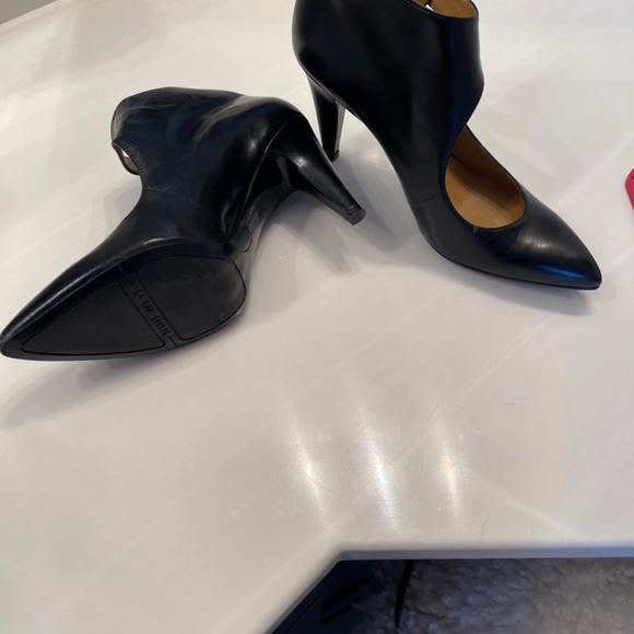 Nine West Black leather shoes.  Size 9 - Picture 3 of 5